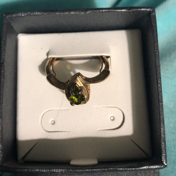 NWOT. GOLD TONE RING w TEARDROP PERIDOT-LIKE STONE - Picture 1 of 3